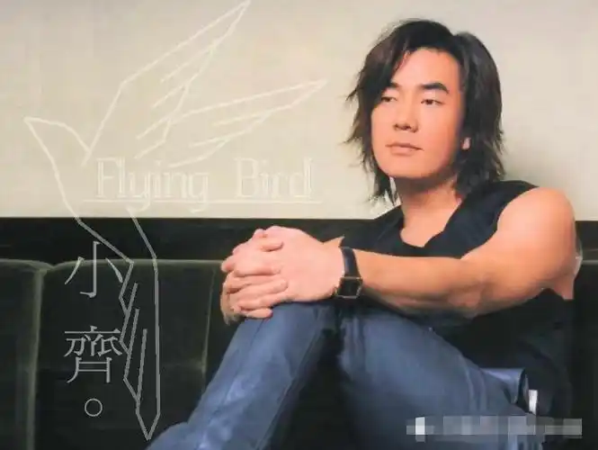 家里面,父亲拿着剪刀追任贤齐,想要剪掉他的长发,公司里,经纪人对着他