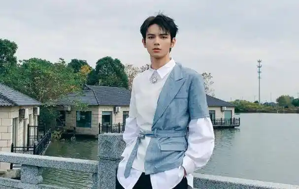 各位读者,你们想成为朱正廷的女友,还是兄弟呢?