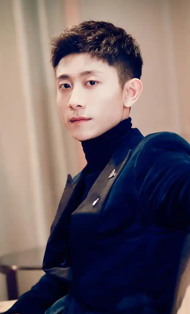 「锁屏壁纸」痞帅张一山无水印手机壁纸 有人表白吗