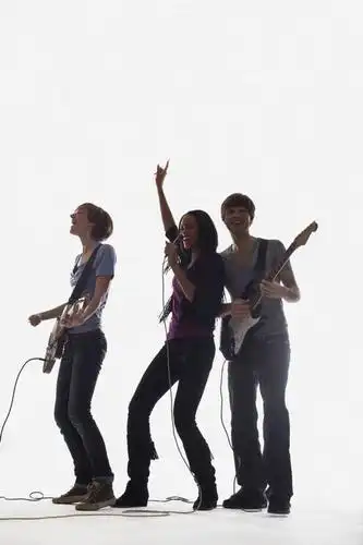 个人,伙伴,朋友,站,举,竖图,室内,白天,白色背景,正面,友谊,合作,团队