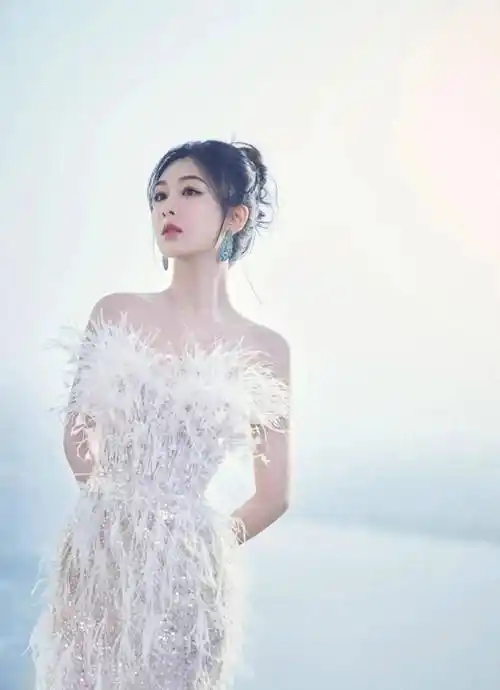 杨紫白色羽毛抹胸礼服亮相圈,高贵优雅_造型_整体_气质