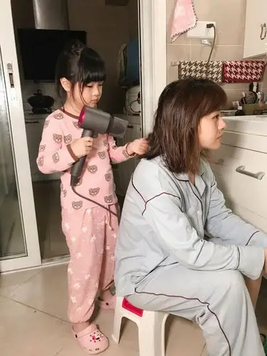 妈妈,我帮你把头发吹吹干!