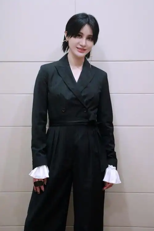 尚雯婕穿衣服够简单的,一身黑色连体裤就穿出了女王风
