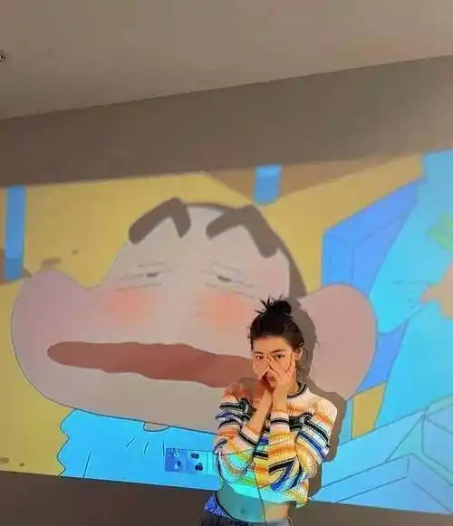 原创迪丽热巴的露脐装针织外套配老爹牛仔裤俏皮活泼又酷又飒