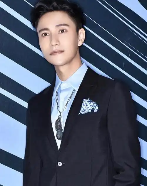 太夸张了!陈坤脸变陆毅了,比他年轻的时候还年轻