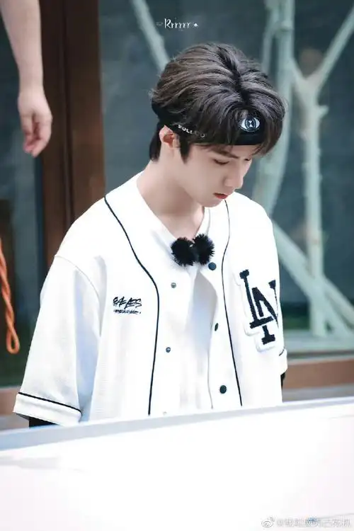 刘耀文全员加速中发带造型上班