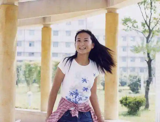 学生时代的贾玲也是美女如今胖成180斤裤子都提不起来