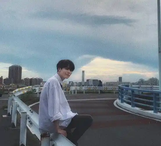 花美男林彦俊的"白衬衫"穿搭,每一张都可以当壁纸,送给你们了_白色