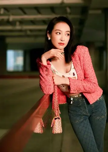 想穿成热巴桃粉色上衣几分抓眼荧光半裙宛若芯机人美女