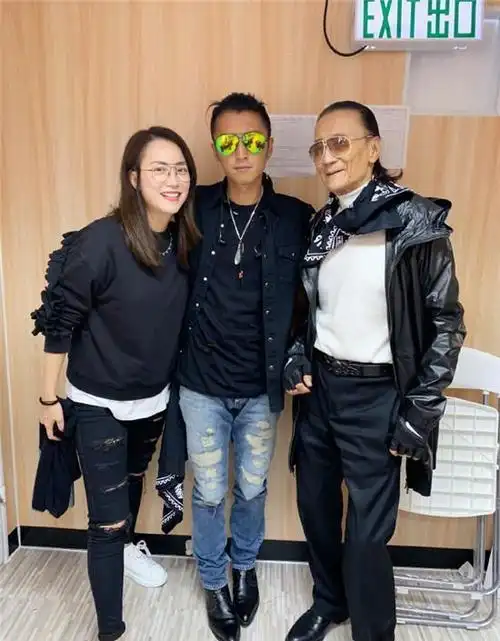 在"金牌经纪人"霍汶希的精心策划和推动下,谢霆锋的事业得以持续繁荣.