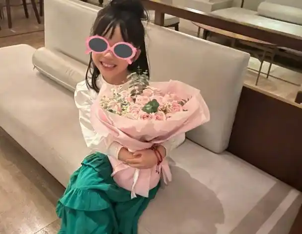 伊能静婆婆带孙女上课,小米粒正脸照曝光,五官似爸爸公主范十足