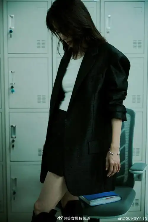 张小斐酷飒办公室大片释出西装长靴独立清冷感拉满