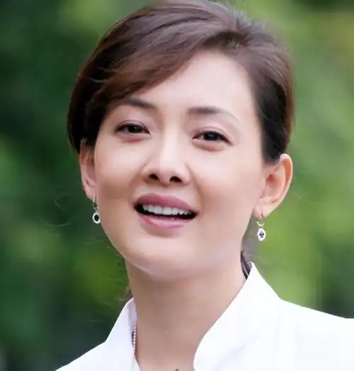 演员牛莉我这辈子最正确的决定就是为普通丈夫连生了仨孩子