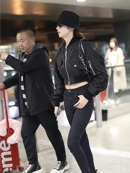 颖儿这身材瘦到让人心疼xs紧身裤都能塞得下重点是还有宽松感