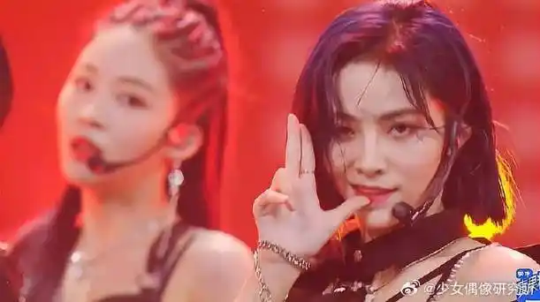 许佳琪一身黑色服装,表演最终舞台,全场沸腾!