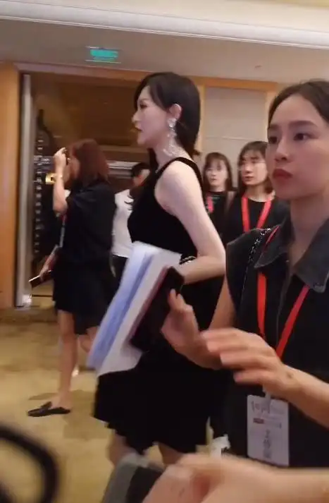 有一种腿叫唐嫣的腿,和女助理同框后,网友:没有对比就没有伤害