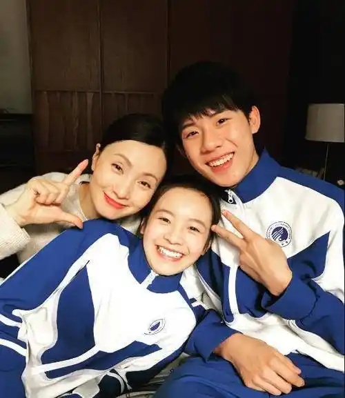 希的确是靠实力赢得了观众们的喜爱,和妈妈陶虹飙戏一点也没被压着