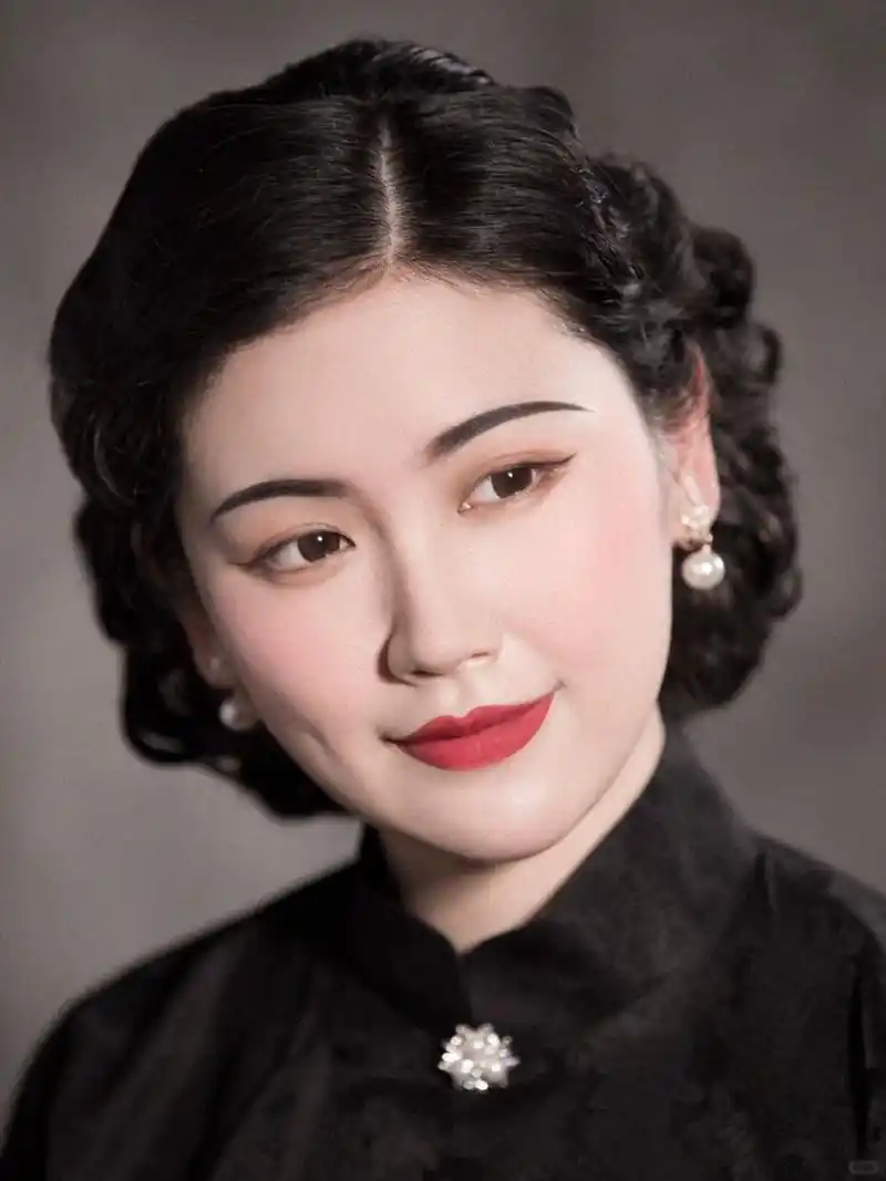 民国时出身名门的大家闺秀叫名媛,追求精致贵气,妆容,发型,服饰包括