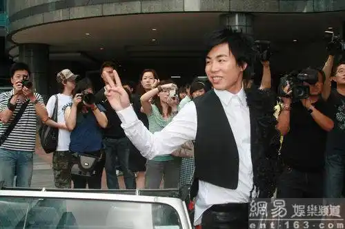 胡彦斌重磅续约emi 赞蔡依林"g奶"身材