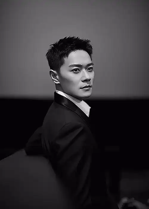 曹骏曝光黑白西装写真图片
