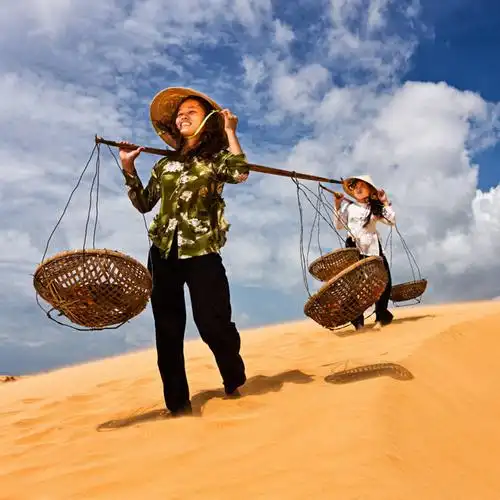 光线,扁担,草帽,篮子,影子,云,云朵,云彩,注视,休闲装,黄种人,两个