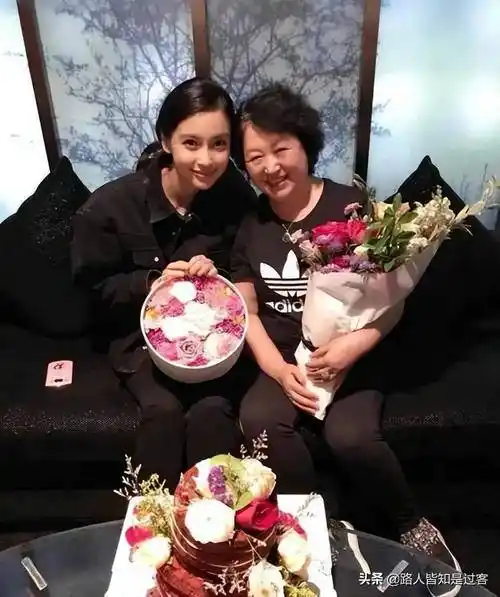 黄晓明的母亲曾经挽救过他的婚姻,现在她的心最痛,看网友评论吧_杨颖