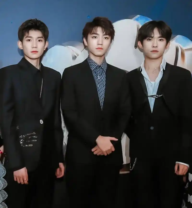 tfboys三人三地##易烊千玺##王俊凯##王源#  怎么回事?