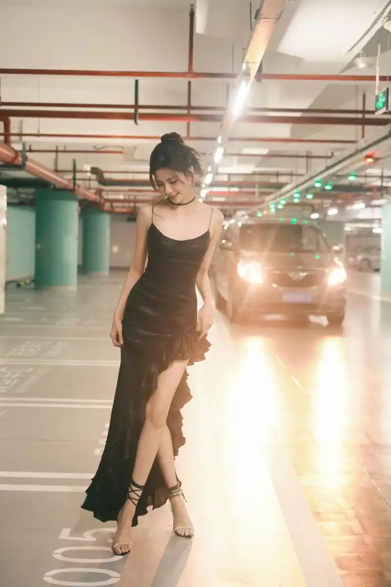 宋妍霏黑色吊带连衣裙大长腿性感写真