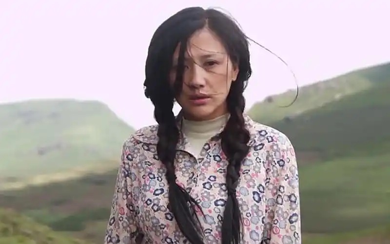 女人守身8年扛不住,改嫁当天老公归来,电影《系红裤带的女人》