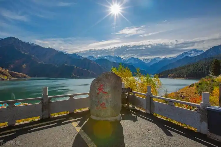 天山天池巴里坤湖由四周自然泉水汇流注入而成,湖水面积112.