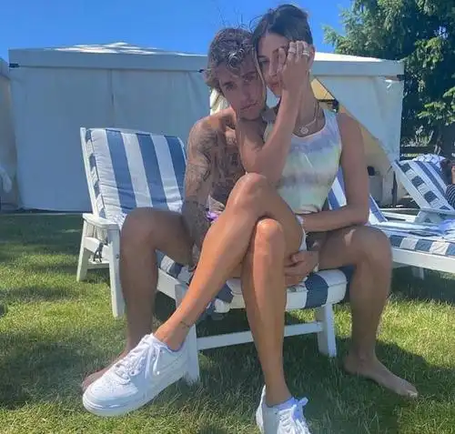 18 我要分享 虽然贾斯汀·比伯(justin bieber)已结婚一年多