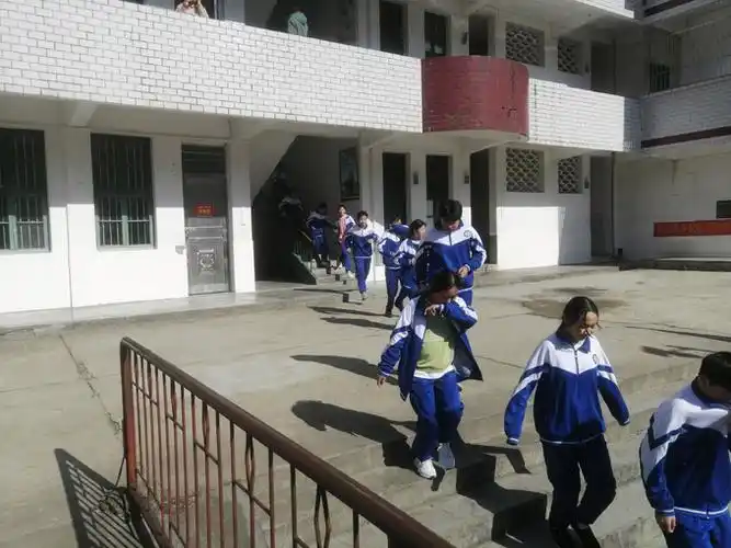 江南镇洞市中学消防搞演练防患保平安