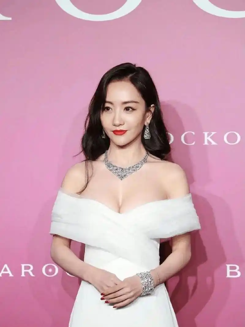 ai共创计划#杨蓉深v裙尽显完美身材