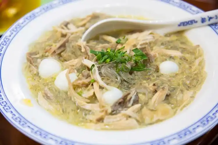 但那时普通人家经济条件差,轻易不舍得用整鸡,所以便拆成鸡丝和粉丝