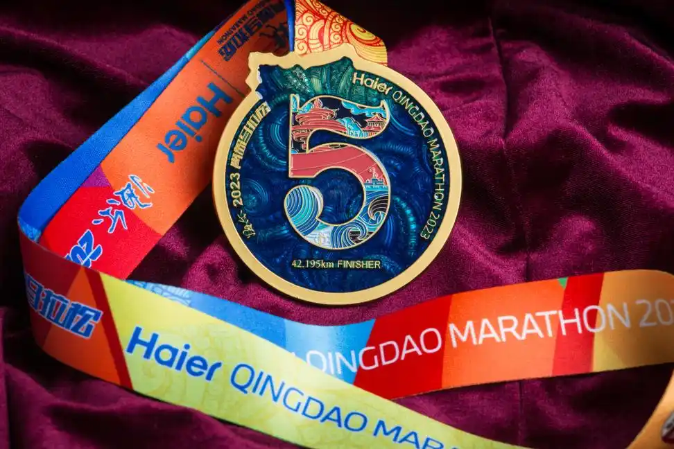 青岛马拉松奖牌,选手服,赛道亮相,充满"活力海洋之都"元素