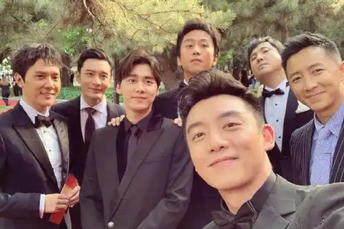 郑恺晒与李易峰等男星合影 沈腾表情实力抢镜