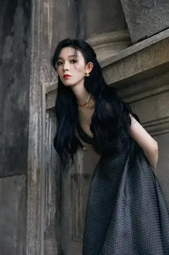 捕捉仙女一枚陈瑶sebrina一身星河薄纱裙飘逸亮相