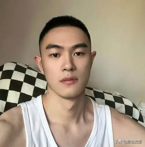 发型,最好把自己的头发留得短一些,这样才能在炎热的夏天里保持清爽的