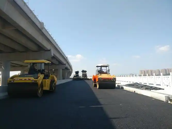 历时近30小时,泉州海湾大道项目白奇大桥百崎湖辅路桥段沥青路面铺设