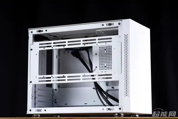 先马趣造im白色款机箱首发图赏让快乐增加一种色彩