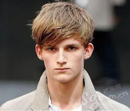 我的一个朋友(男生)脑袋尖,脸颊宽,适合什么发型?最好附有图片