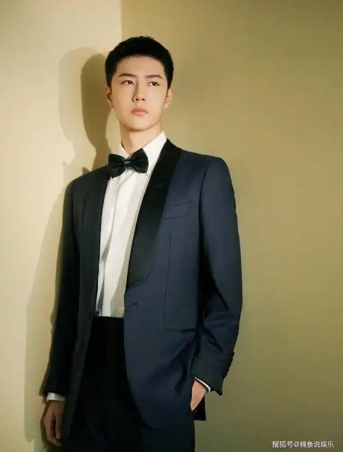 王一博参加央视晚会太迷人!寸头搭配西装一身正气,高级感满满