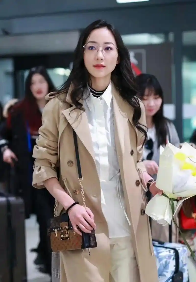 "液体裤"算什么,韩雪的小白裤才是真厉害,一般人不敢这么穿,全球最