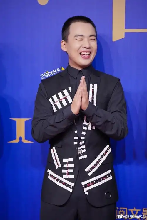 来康康郭麒麟的寸头造型