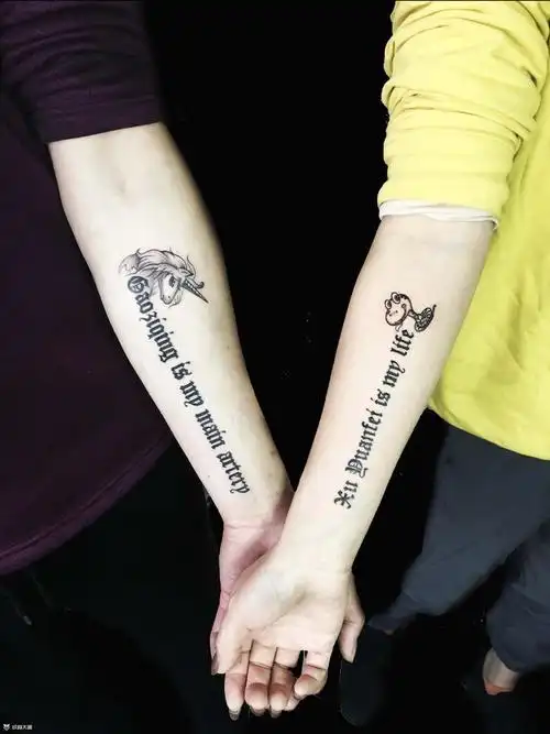 了情侣纹身,用哥特字体设计的对方名字还有生肖,祝愿他们恩爱一生一世