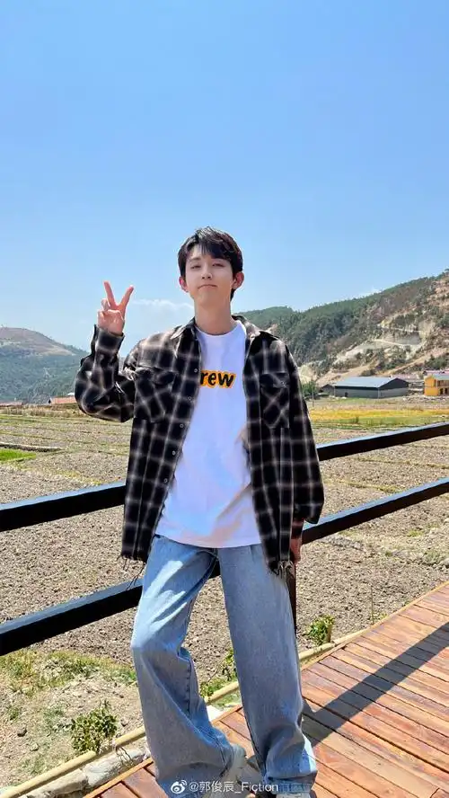 郭俊辰黑色格子衬衫