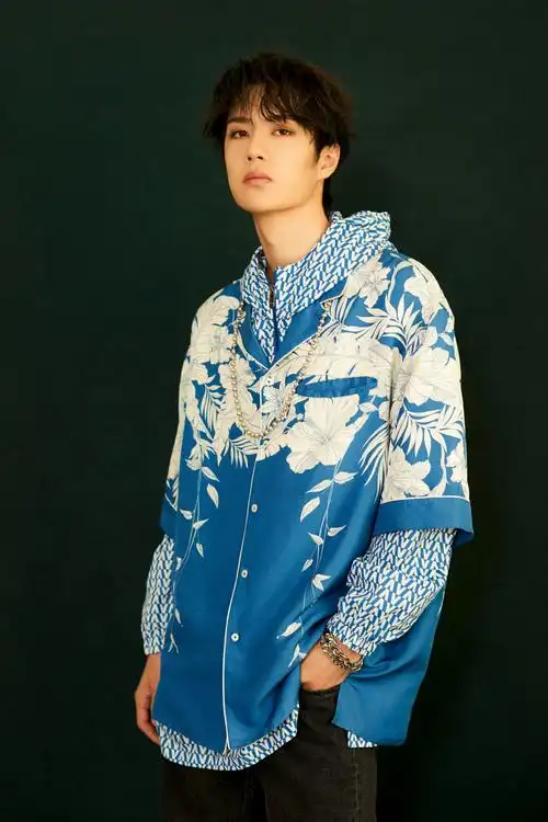 王一博身着蓝色层叠套装搭配黑色牛仔裤,传统与潮流的碰撞