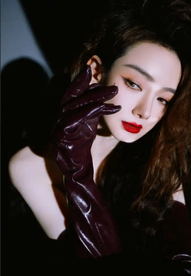 戚薇 回归长发大波浪,复古烟熏玫瑰妆造解析来喽.