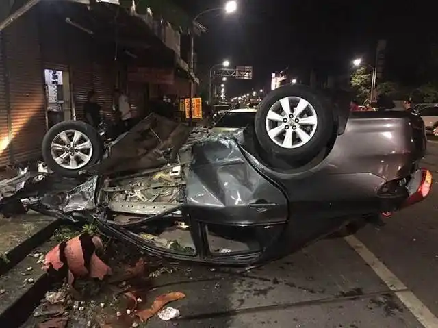 恐怖车祸3未成年无照开车逆向撞机车2死2伤