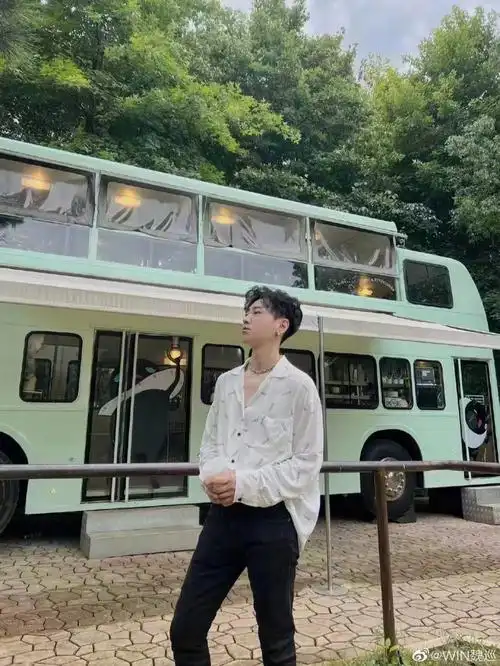 guessstar 歌手魏巡in guess 2022新品深v领衬衫& guess originals